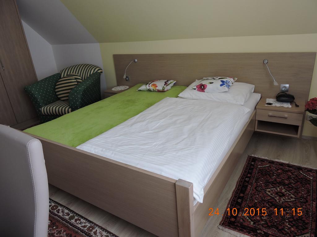 Gaestehaus Haagen Bad Waltersdorf Room photo